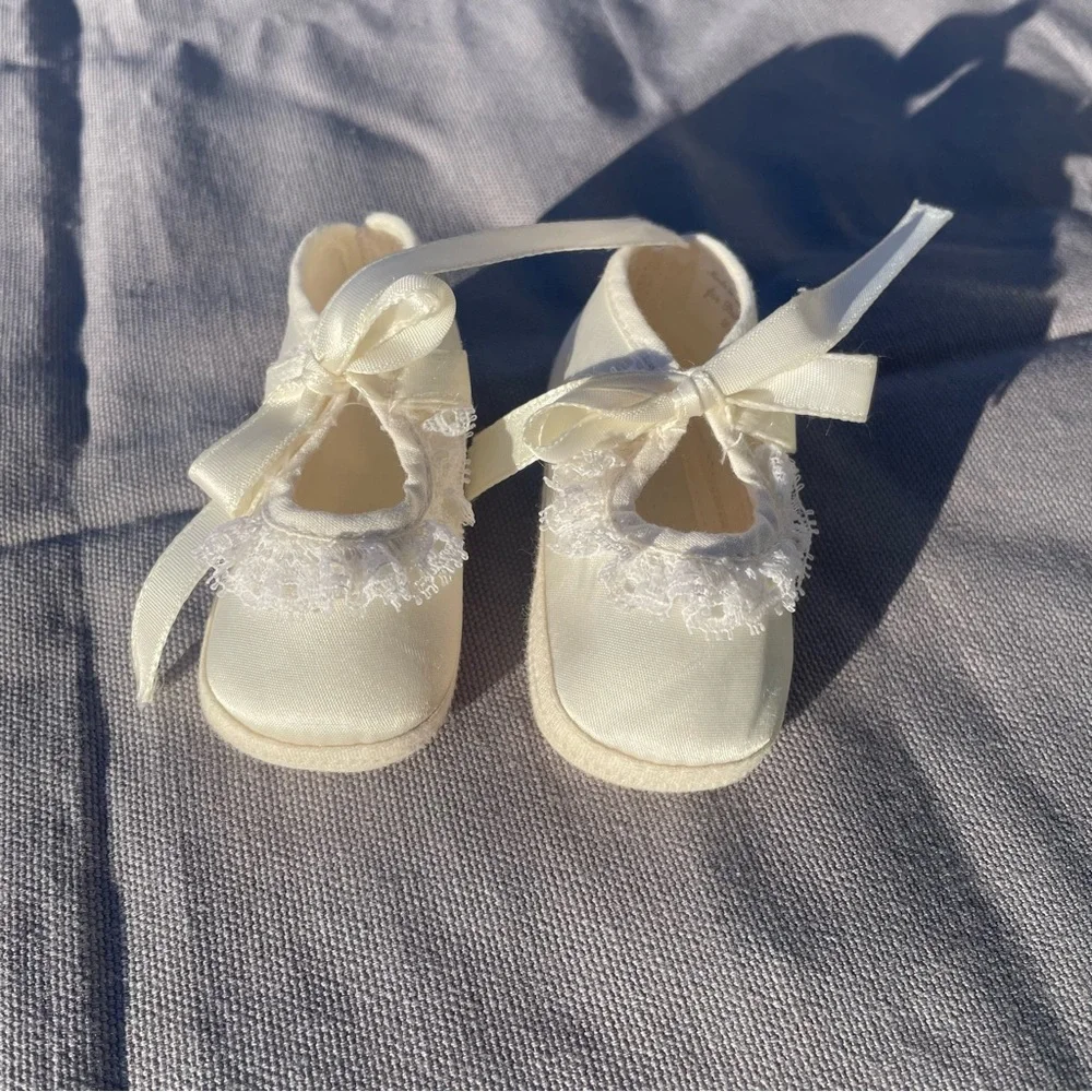 Vintage Baby Deer Shoes Off White Ruffle Satin Ribbon Size 1 Made in USA Infant
